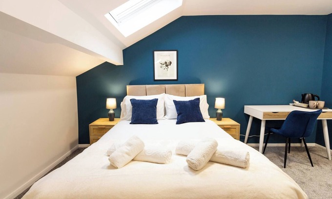 Oldham Bed & Breakfast | Cosy Large Ensuite Room in the Heart of Oldham