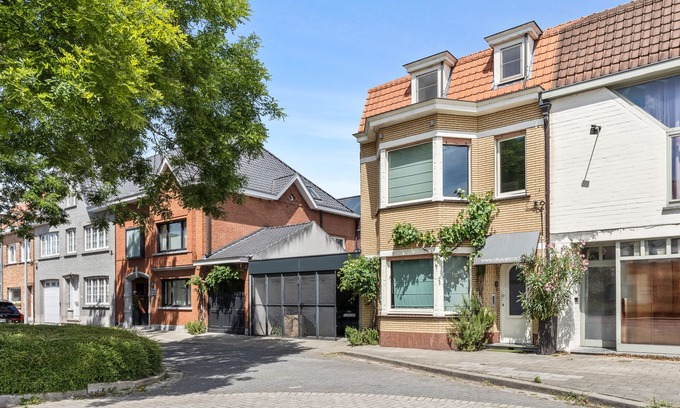 Sint-Michiels House | Cosy large townhouse next to free parking and bus to Bruges