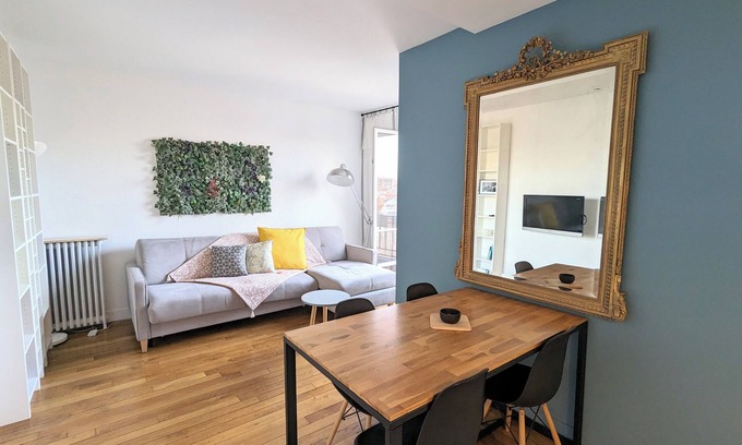 Issy-les-Moulineaux Apartment | Cosy little nest 2 metro stations from Paris with view of the Eiffel Tower