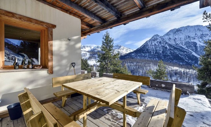 Montgenevre Ski Chalet | Cosy Mountain view free park