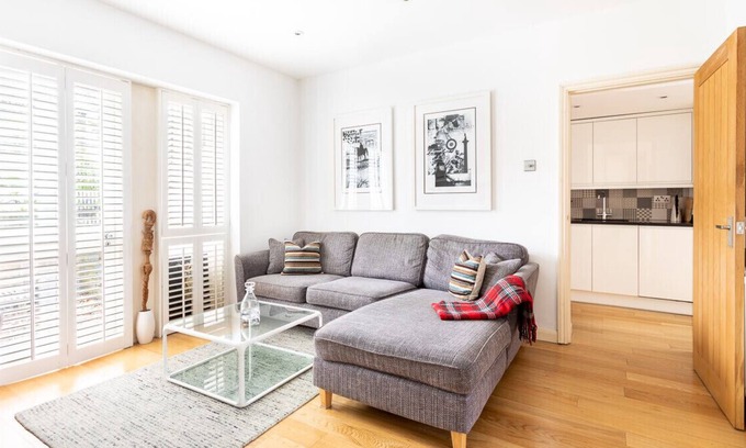 Vassall Apartment | Cosy Oval Apartment