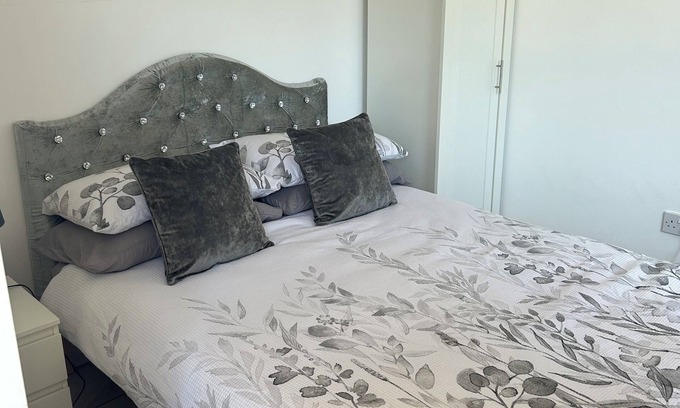 Eastbourne Cabin | Cosy quiet self contained private cabin at the foot of the downs.