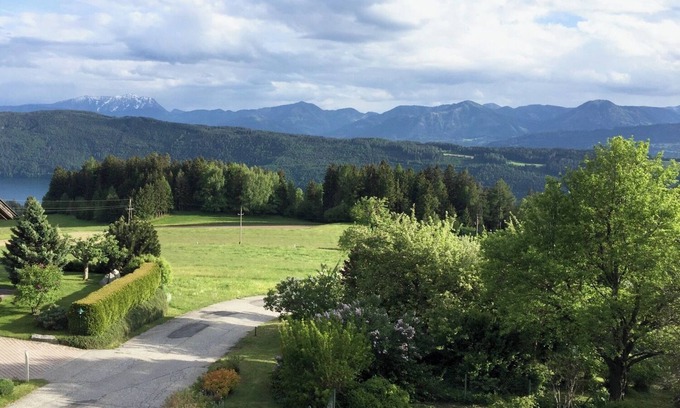 Gortschach Apartment | Cosy Retreat with Lake and Mountain Views