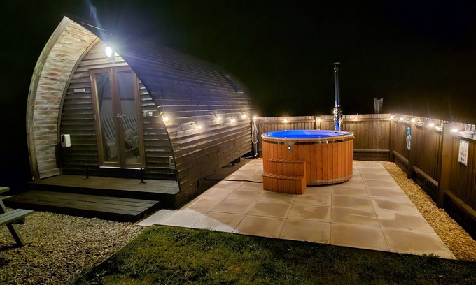 Grantham Cabin | Cosy Rural Cabin with Wood Fired Hot Tub