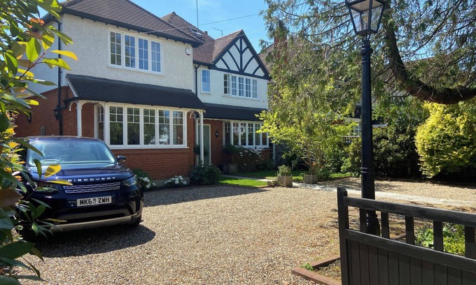 Claygate Cottage | Cosy, spacious 2 storey apt, 35mins Central London, Heathrow/Gatwick & Wimbledon