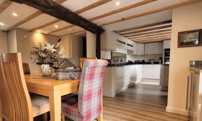 Hognaston Cottage | Cosy & Spacious Cottage in Scenic Village with Pub