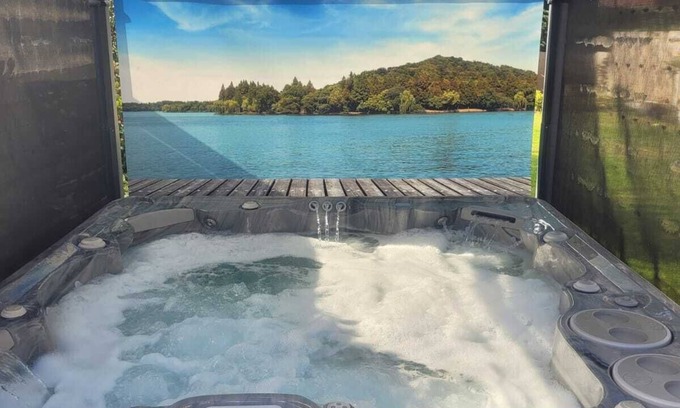 Sandiway Cabin | Cosy studio retreat with a hot tub, perfect for relaxing and exploring Cheshire