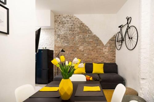 Neukoelln Apartment | Cosy Three BR Two BTH plus AC plus Self CheckIn plus Street Parking