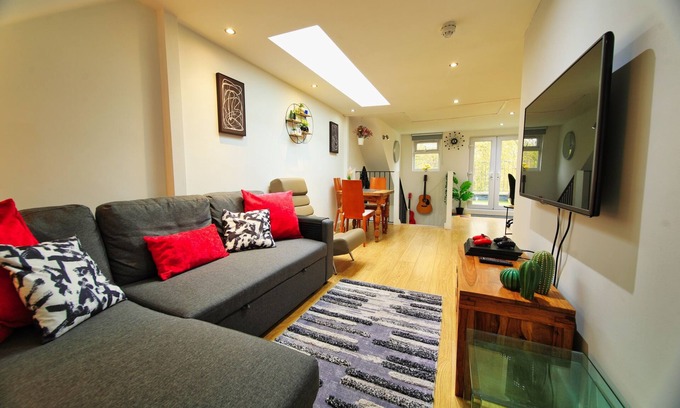 Highbury Apartment | Cosy Top Floor Apartment w/Large Garden Terrace and Parking near the Emirates