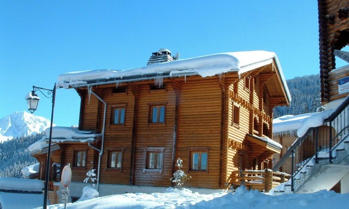 La Perriere Ski Chalet | Cosy traditional self-catered 13 bedroom log cabin chalet in Courchevel La Tania