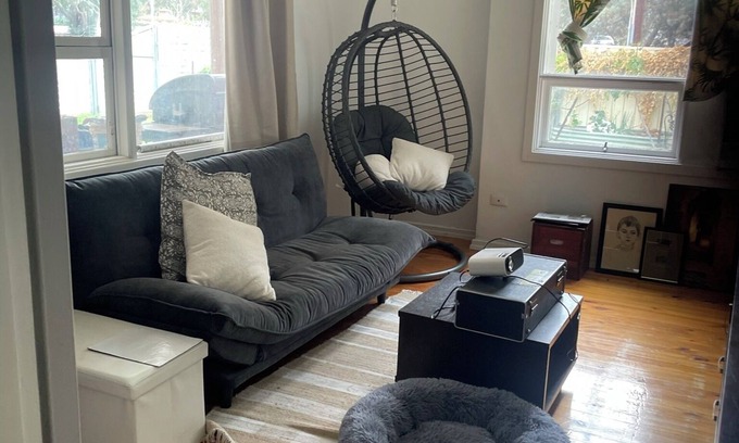 Christies Beach House | Cosy Travellers Stay Near the Beach (shared & affordable)