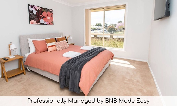 Orange Villa | Cosy Villa on McLachlan - Neat & Tidy, Walk to CBD