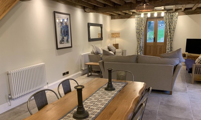 Mangotsfield Cottage | Cotswold converted stable with 2 bedrooms ensuite with spacious living area