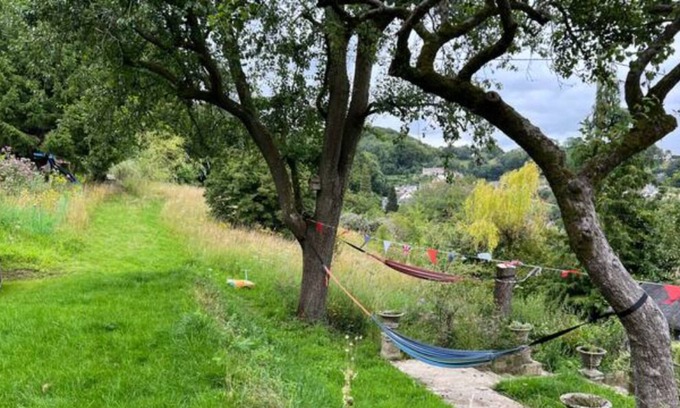 Randwick Cabin | Cotswold's-2 Bedroom Cosy Lodge-Sleeps 6-Parking