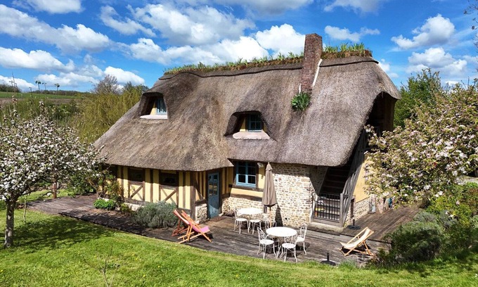 Saint-Evroult-de-Montfort Cottage | Cottage in Pays d'Auge with garden, pets allowed