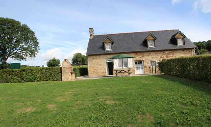 Saint-Georges-de-Rouelley Cottage | Cottage with garden, pets allowed, near Fosse Arthour