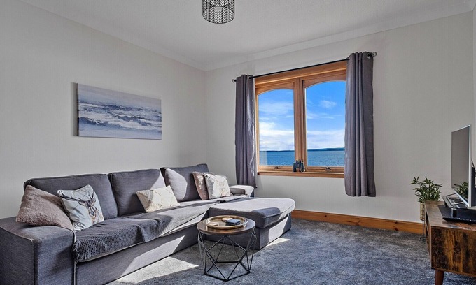 Avoch House | Cottage by Moray Firth with Stunning Views