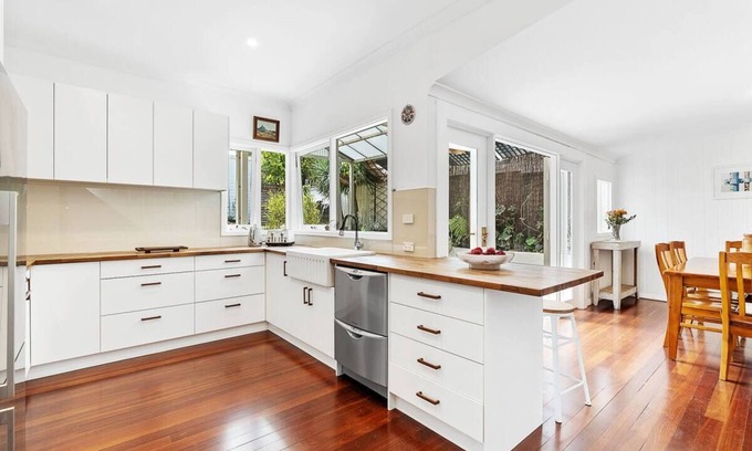 South Fremantle House | Cottage by the Beach - Close to South Terrace, Walk to Madalenas