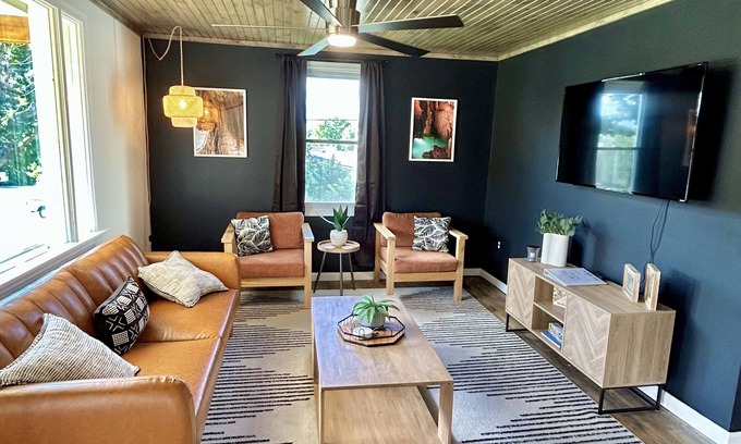 Luray Cottage | Cottage by the Caverns *FIRE PIT* *MOUNTAIN VIEWS*