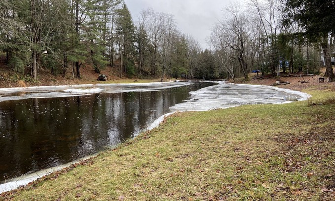 Bobcaygeon House | Cottage by the river with Hot tub