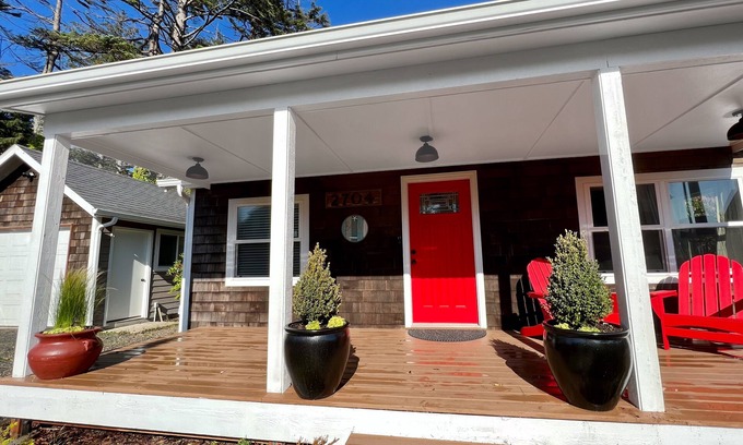 Nelscott House | Cottage de la Mer | House in Lincoln City with serene porch, walk to the beach