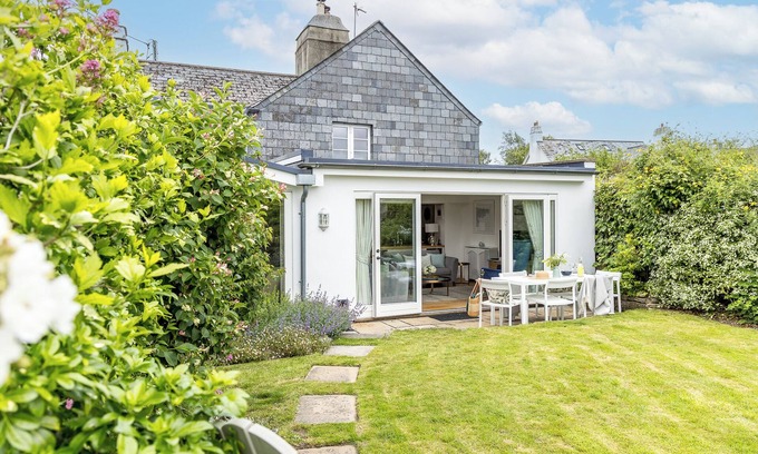 Broadhempston House | Cottage in lovely village of Broadhempston near the south Devon coast & Dartmoor