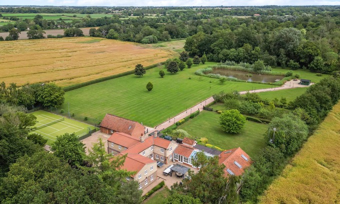 Thetford Cottage | Cottage in Norfolk sleeps 23 - private pool, fishing lake, hot tub ref 99008SC