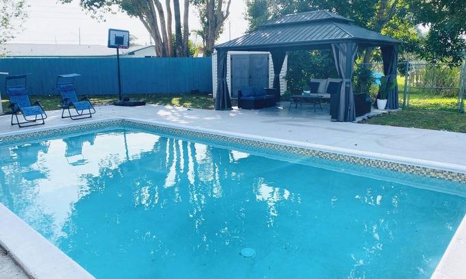 Miami Gardens House | Cottage in the Gardens!