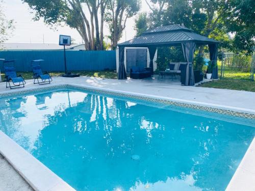 Miami Gardens House | Cottage in the Gardens!