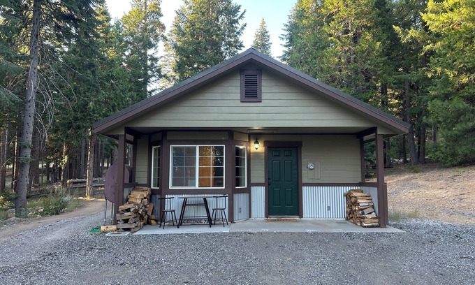 Mount Shasta Cottage | Cottage in the woods, Mt. Shasta