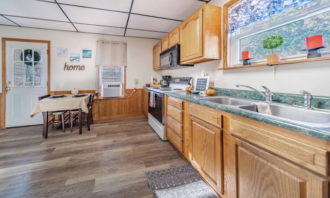 Cuyahoga Falls House | Cottage Living in Cuyahoga Falls: 3 bed, 2 bath w 2 porches, Smart TVs