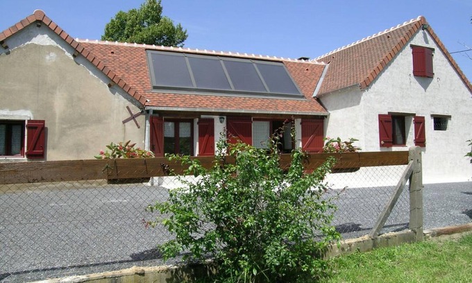 Dompierre-sur-Besbre Cottage | Cottage near Le PAL with terrace, garden and pets allowed