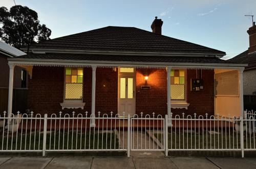 Bathurst House | Cottage on Manilla - Bathurst - Centrally located