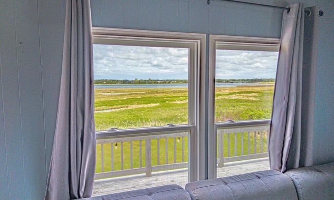 Beaubassin East Cottage | Cottage on the coast