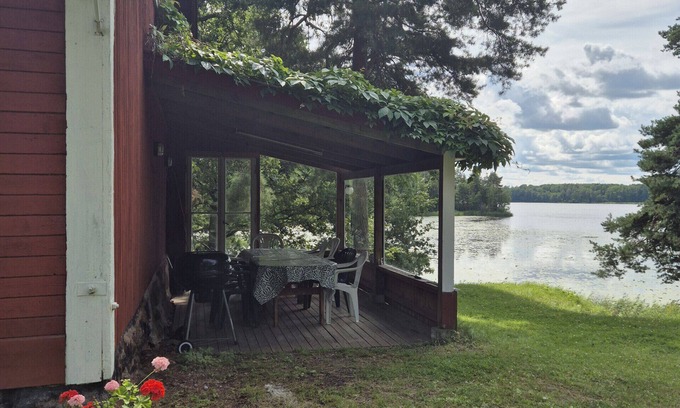 Rimbo House | Cottage on the lake with grazing horses as neighbors