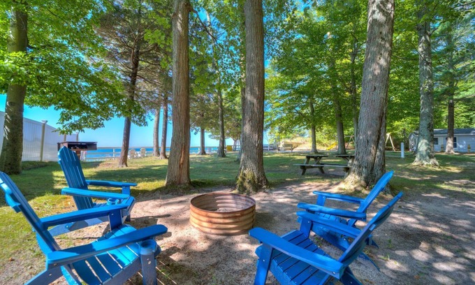 Muskegon House | Cottage Retreat Scenic Drive Resort 6