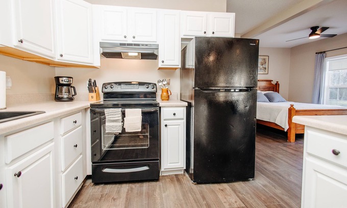 Marion Cottage | Cottage, River Front, Private in Central Location