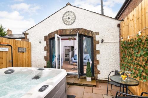 Hayton House | Cottage - Sleeps 3 hot tub & pet friendly