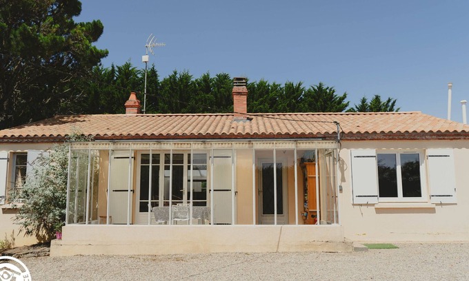 Talmont-Saint-Hilaire Cottage | Cottage with games and terrace in La Guittière