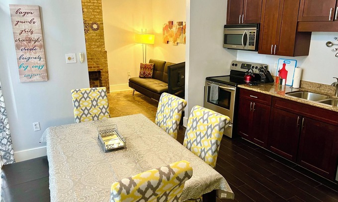 Faubourg Lafayette Cottage | COTTAGE WITH PRIVATE GARDEN PATIO! SLEEPS 6!
