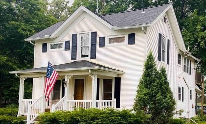 Fulton House | Cottages on Sand Lake - *Jaquzzi* - The Retreat