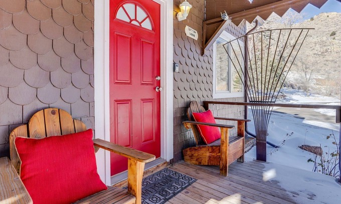 Lyons Cabin | Cottonwood Cabin-*HOT TUB* RMNP*Winter Getaway