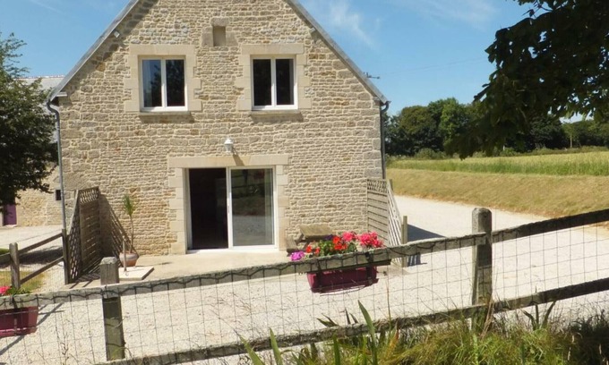 Saint-Germain-de-Varreville Cottage | Country house near beach, pets allowed, WiFi