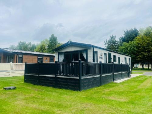 Allerthorpe House | Country Cabin with Hot Tub