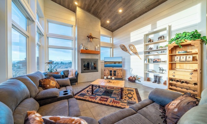 Powell Butte House | Country Chic Ranch- Panoramic Mountain Views - Resort Amenities