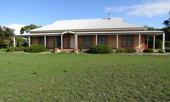 Melville House | Country Comfort - 5 bedroom Holiday Home with sea views!