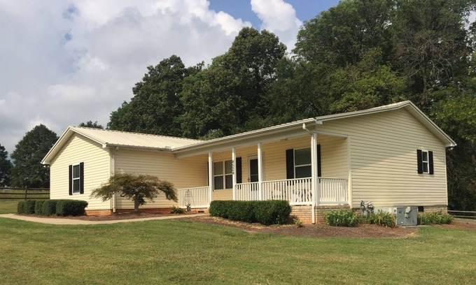 Davis Lake - Eastfield Cottage | Country Cottage Nestled Away in the City