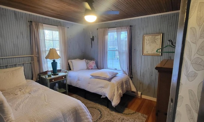 Mountainhome Cottage | Country cottage on historic property with lake, walking trails close to town.