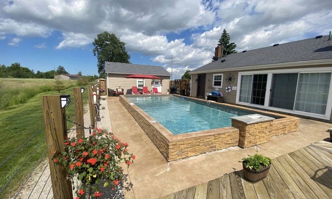 Port Clinton Villa | Country Home Villa + PRIVATE POOL & Guest House <1 mile to downtown Port Clinton