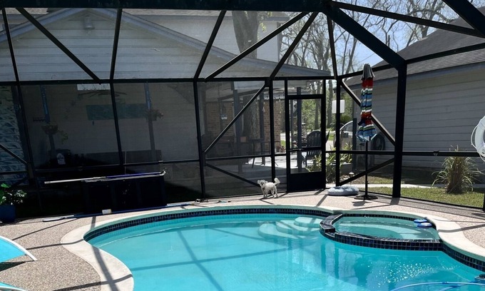 Bailey's Prairie House | Country home w/pool